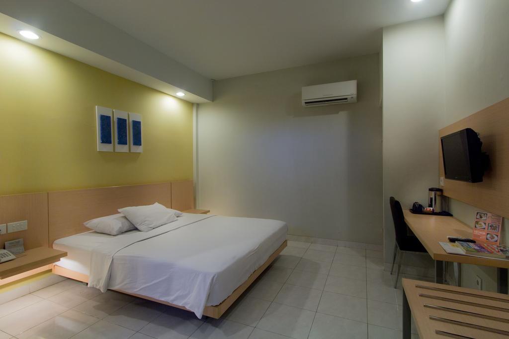 Hotel Quirin Semarang Zimmer foto